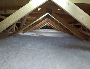 Zateplení stropu administrativní budovy pomocí foukané izolace